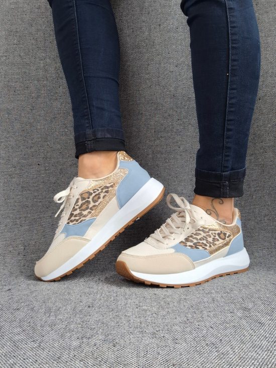 Chaussures baskets bleu clair et blanc avec un motif léopard style sneakers