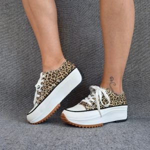 Chaussures baskets basses plate-forme tissu toile motif léopard