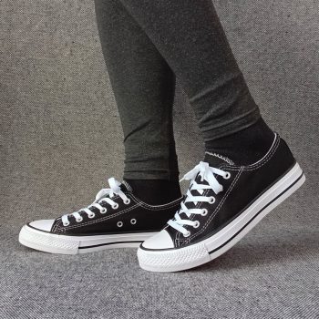 Chaussures baskets basses noir et blanc style converse