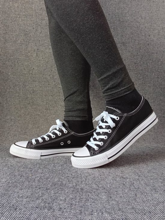 Chaussures baskets basses noir et blanc style converse