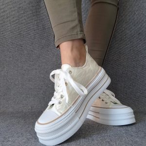 Chaussures baskets basses semelle compensée tissu rigide beige irisé avec motifs zebré style converse plateforme