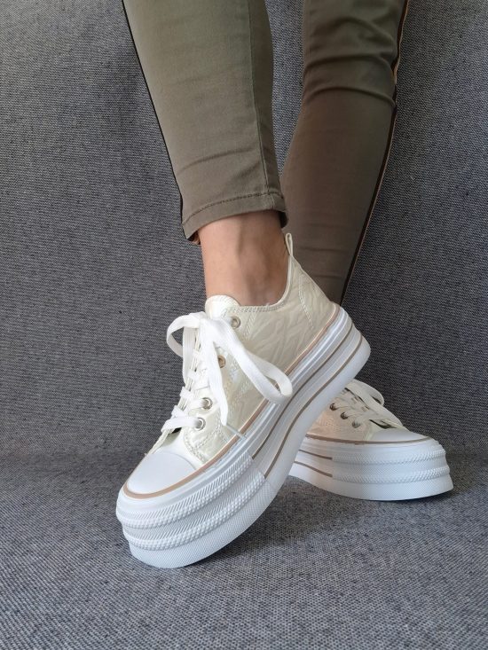 Chaussures baskets basses semelle compensée tissu rigide beige irisé avec motifs zebré style converse plateforme