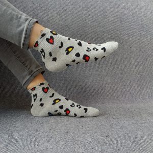 Paire de chaussettes grises en coton à motifs coeurs colorés