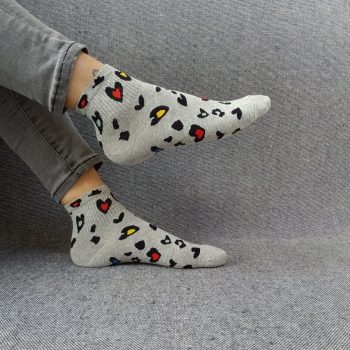 Paire de chaussettes grises en coton à motifs coeurs colorés