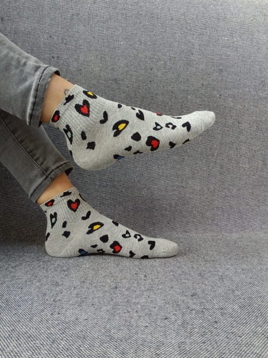 Paire de chaussettes grises en coton à motifs coeurs colorés