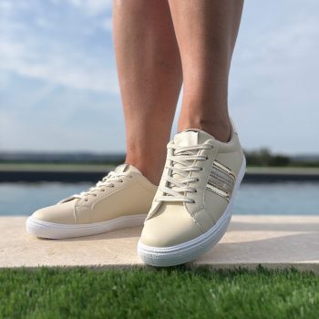 Chaussures baskets beige avec bandes dorées style sneakers