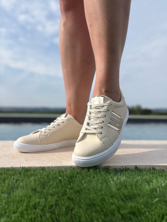 Chaussures baskets beige avec bandes dorées style sneakers