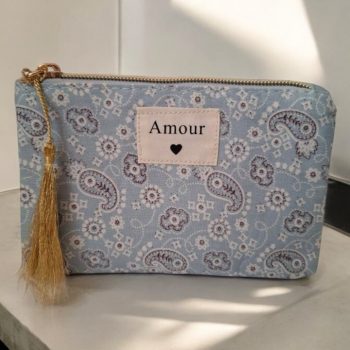 Pochette en tissu bleu clair motifs bandana “Amour”