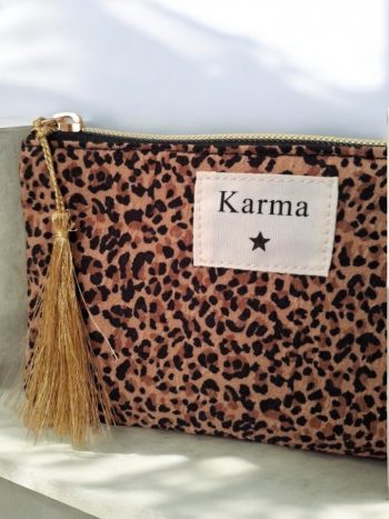 Pochette en tissu motif léopard camel “Karma” – Image 3
