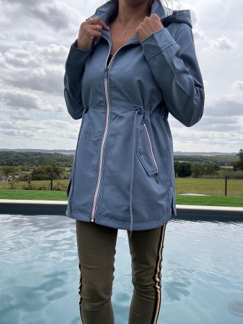 New Lolo - Manteau mi long deperlant léger bleu clair capuche intérieur marin rayé bleu clair blanc - Curvy – Image 9