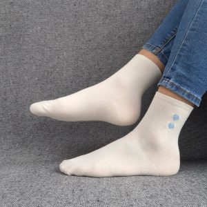 Paire de chaussettes blanches en coton à motif cœurs bleus
