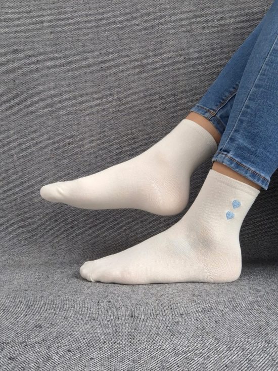 Paire de chaussettes blanches en coton à motif cœurs bleus