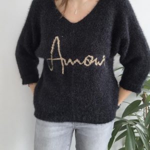 Pull en maille noir avec inscription beige "Amour" taille unique