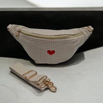 Sac banane en coton motif vichy beige et blanc avec cœur rouge