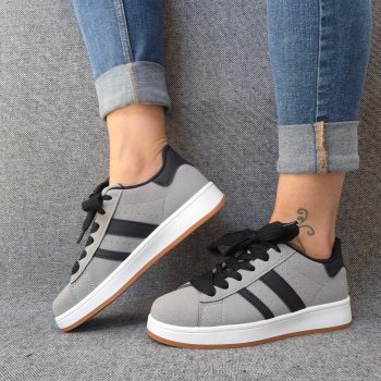 Chaussures baskets basses grises à bandes noires style campus