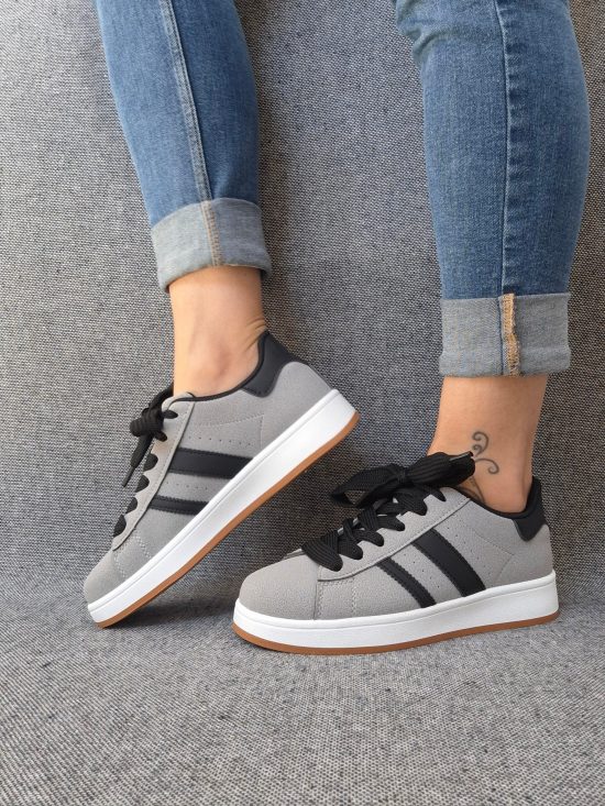 Chaussures baskets basses grises à bandes noires style campus