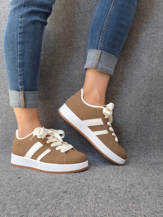 Chaussures baskets basses kaki marron à bandes blanches style campus