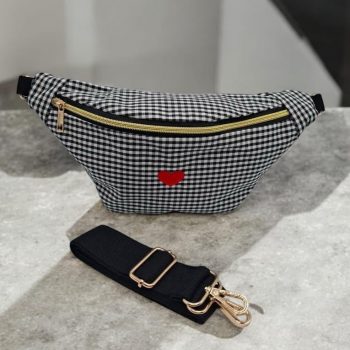 Sac banane en coton motif vichy noir et blanc avec cœur rouge