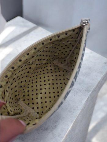 Trousse en coton motif géométrique blanc sur fond gris – Image 6