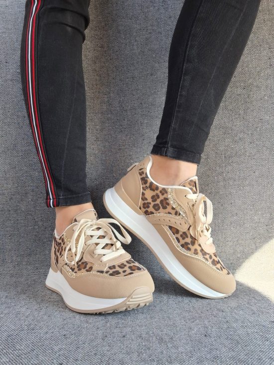 Chaussures baskets en tissu beige léopard avec une bande argentée pailletée style sneakers