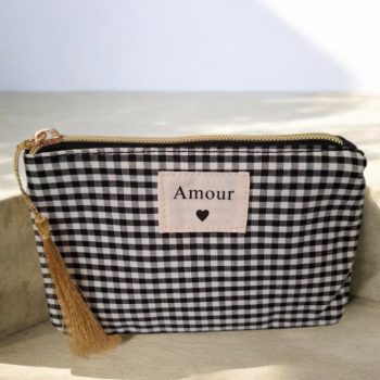 Pochette en tissu noir et blanc motifs vichy à carreaux “Amour”