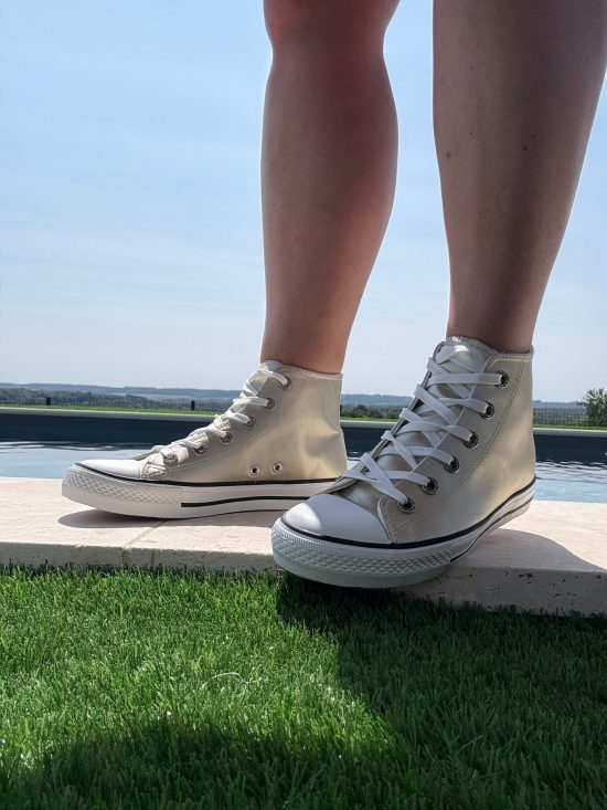 Chaussures baskets hautes dorées et blanc type converse