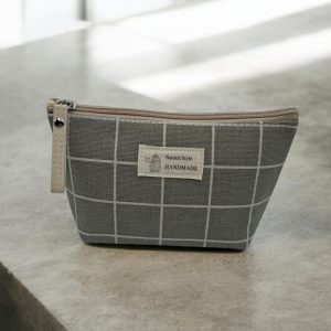 Trousse en coton motif à carreaux blancs sur un fond gris