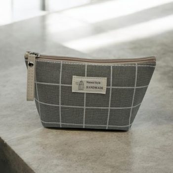 Trousse en coton motif à carreaux blancs sur un fond gris