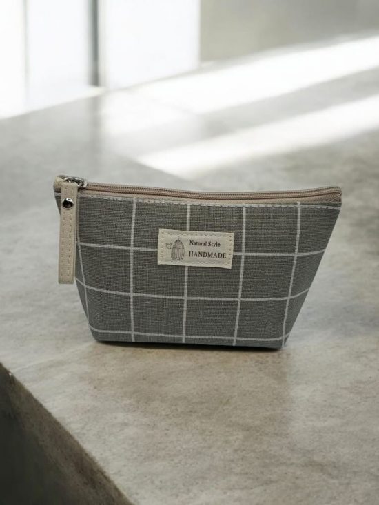 Trousse en coton motif à carreaux blancs sur un fond gris