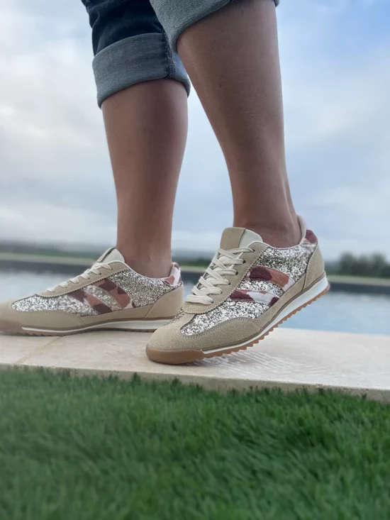 Chaussures baskets basses gris pailleté avec des rayures motif léopard style sneakers