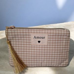 Pochette en tissu beige et blanc motifs à carreaux “Amour”
