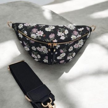Sac banane en tissu coton liberty noir motifs fleuris blanc et rose