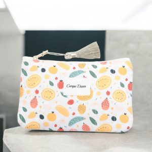 Trousse en coton blanche inscription “Carpe Diem” à motif fruité