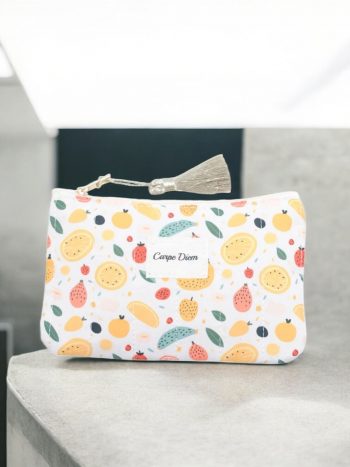 Trousse en coton blanche inscription “Carpe Diem” à motif fruité