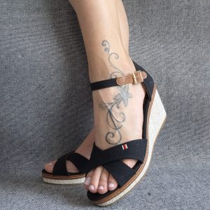 Chaussures sandales compensées tissu à lanières noire et semelle beige