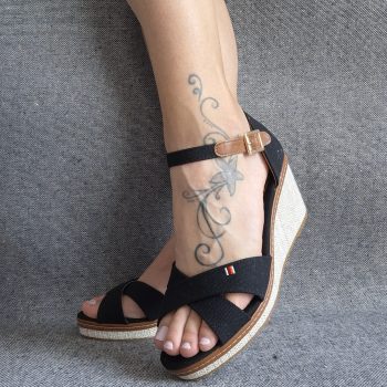 Chaussures sandales compensées tissu à lanières noire et semelle beige