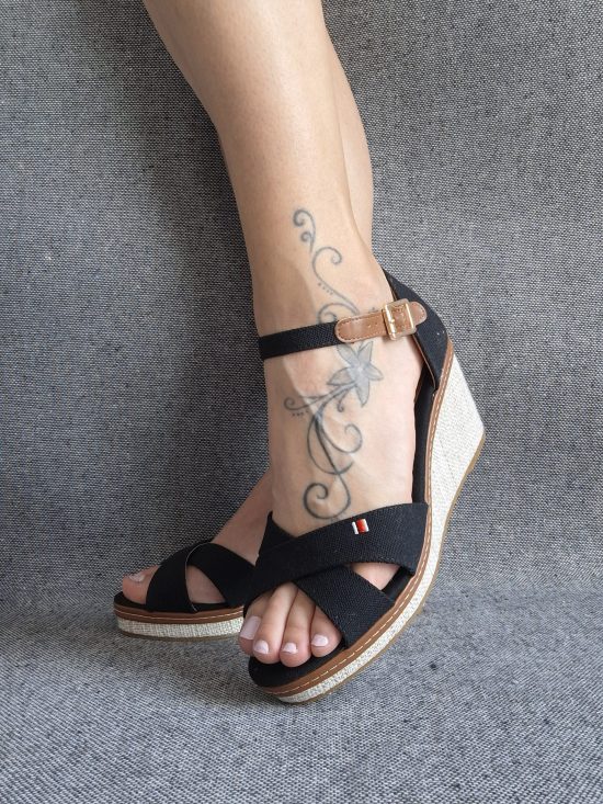 Chaussures sandales compensées tissu à lanières noire et semelle beige