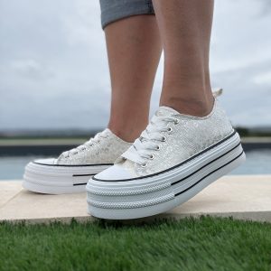 Chaussures baskets basses semelle compensée tissu motif léopard argenté style converse