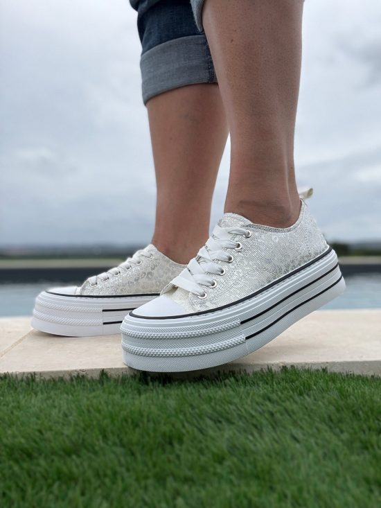 Chaussures baskets basses semelle compensée tissu motif léopard argenté style converse