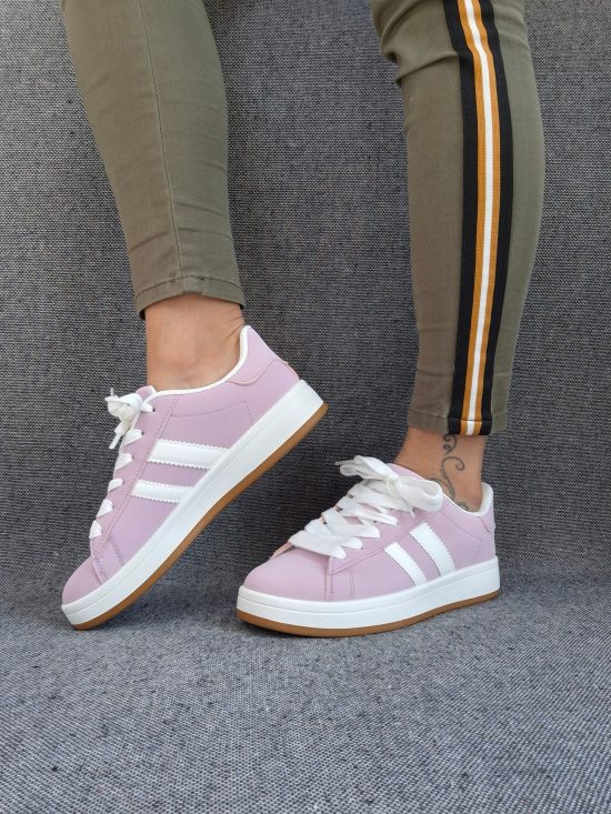 Chaussures baskets basses rose pale lilas avec bandes blanches style sneakers campus