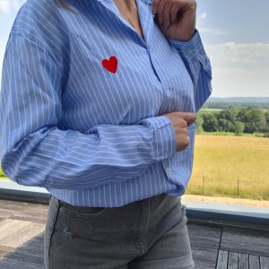 Chemise coton manches longues rayée bleue avec un cœur rouge
