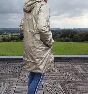 Laura Jo - Imperméable réversible long mi-saison garnissage ouate couleur noir / doré - Curvy – Image 16