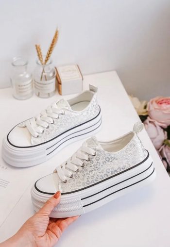 Chaussures baskets basses semelle compensée tissu motif léopard argenté style converse – Image 17