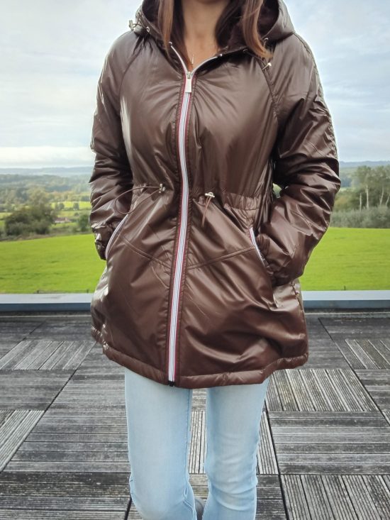 Attrait Paris - Manteau mi-long imperméable fourré resserrable à la taille marron chocolat