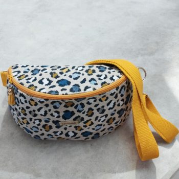 Sac banane en tissu motifs léopard jaune fond écru fait main