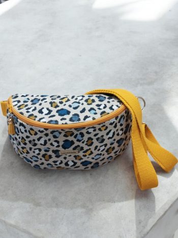 Sac banane en tissu motifs léopard jaune fond écru fait main