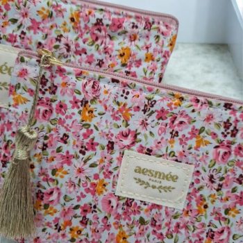 Trousse et pochette en coton motif floral avec des nuances de rose, jaune et blanc