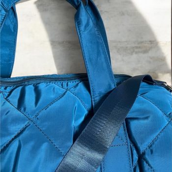Sac polochon matelassé bleu anses et bandoulière