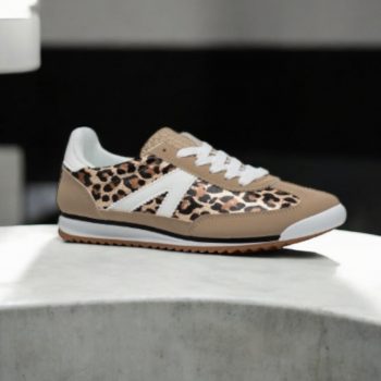 Chaussures baskets taupe et léopard avec motif blanc style sneakers