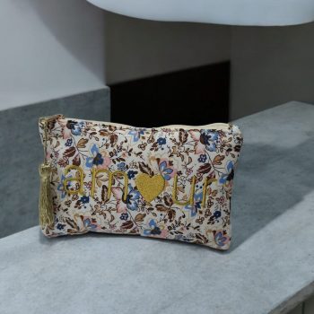 Trousse en coton avec inscription “Amour” à motif floral
